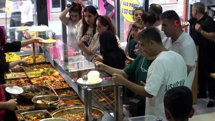 İranlılar, tatil fırsatını Van'da değerlendiriyor, esnafın yüzü gülüyor