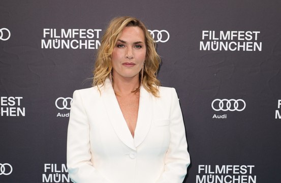Kate Winslet orgogliosa dei rotoli sulla pancia li mostra al cinema