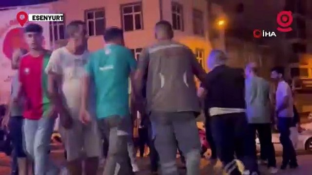 Esenyurt'ta hastaya giden ambulans şoförüne motorlu saldırı kamerada