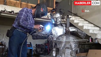 Hurda malzemeden kendisine benzer sanat eseri yaptı