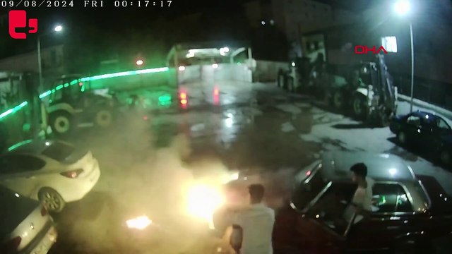 Otomobil akaryakıt istasyonunda alev aldı