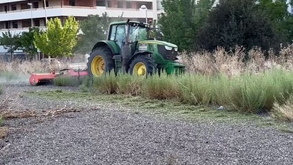 El Ayuntamiento de Valladolid realiza labores de desbroce en una parcela del barrio Pinar de Jalón