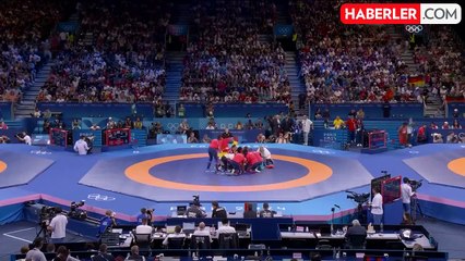 ABD'li kadın güreşçi Kennedy Alexis Blades, rakibini boynundan sakatladı, minderi sedyeyle terk etti