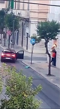 Trani, ladri fanno esplodere un bancomat e fuggono col bottino. Poi «salutano» i cittadini sui balconi