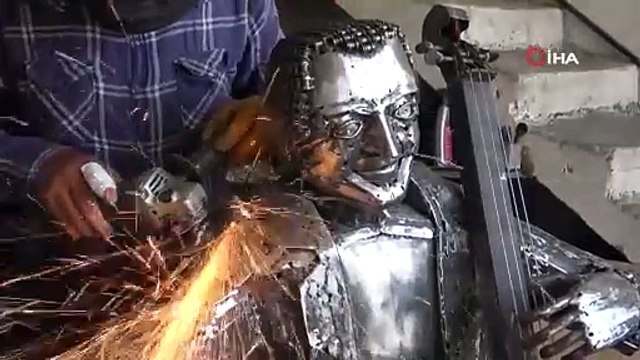 Topladığı hurda malzemelerden kendisine benzeyen heykel yaptı