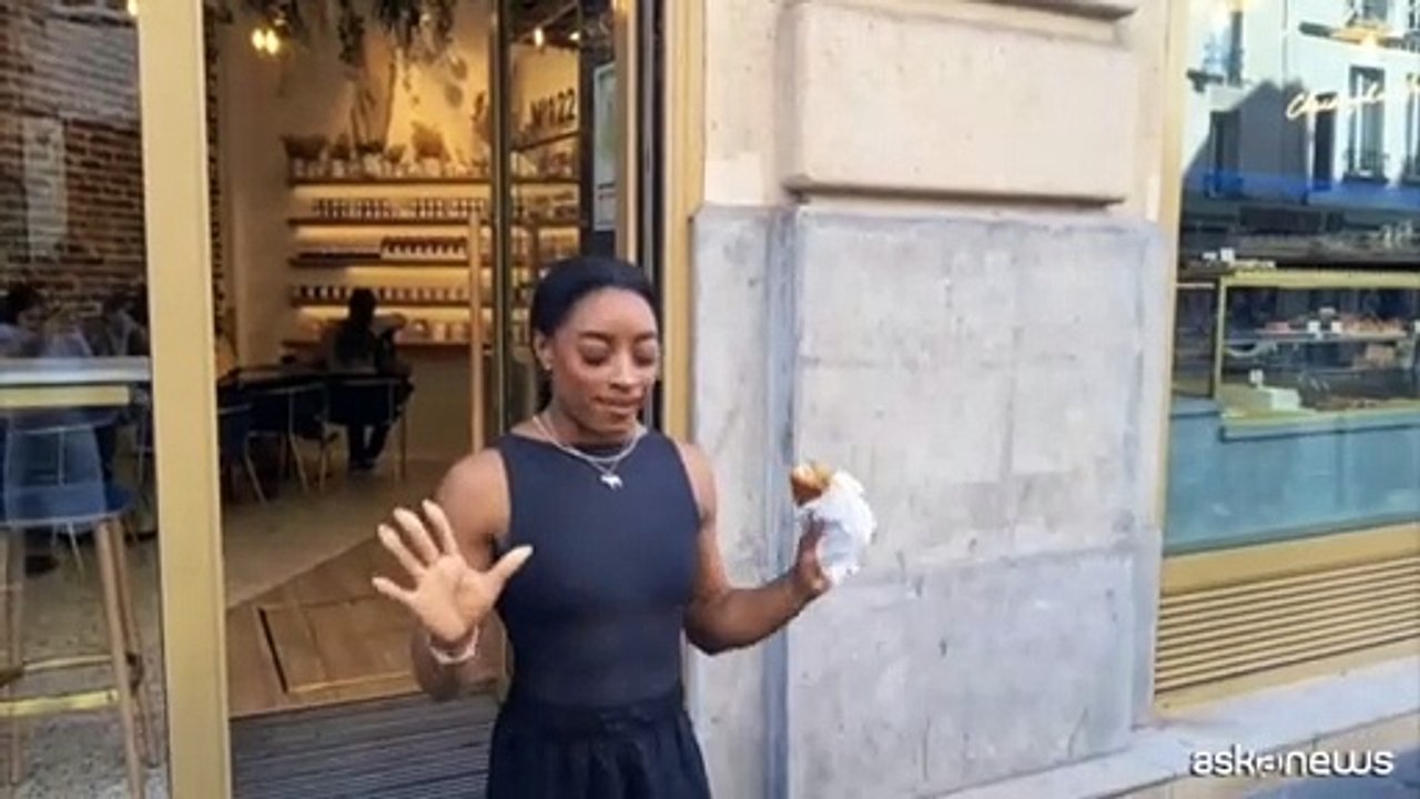 Dopo le tre medaglie d'oro, la star usa Simone Biles si gode Parigi