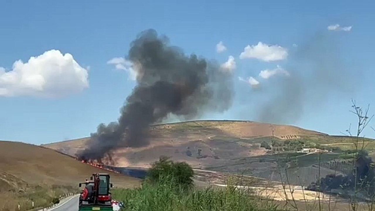 Incendio accanto alla Palermo-Sciacca