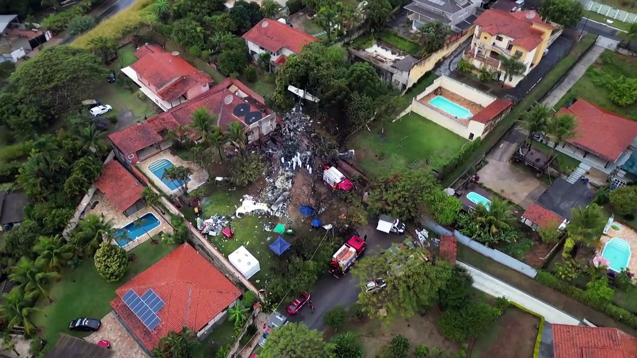 Corpos são retirados do avião que caiu em Vinhedo