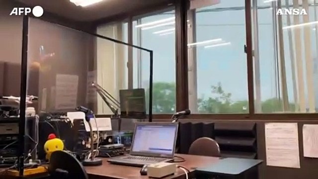 Giappone, terremoto di magnitudo 7.1: le immagini all'interno di una radio locale