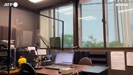 Giappone, terremoto di magnitudo 7.1: le immagini all'interno di una radio locale