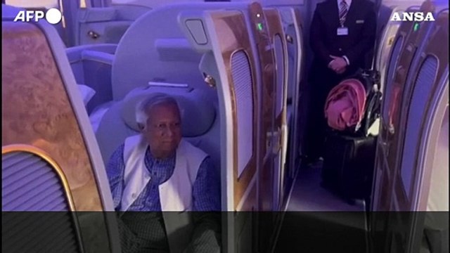 Bangladesh, l'arrivo del Premio Nobel per la Pace Muhammad Yunus