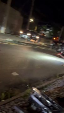 Motorista bate carro em muro de condomínio no Horto Florestal e foge com carro destruído