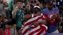 Noah Lyles, champion olympique du 100m, a eu le privilège de faire résonner la cloche.