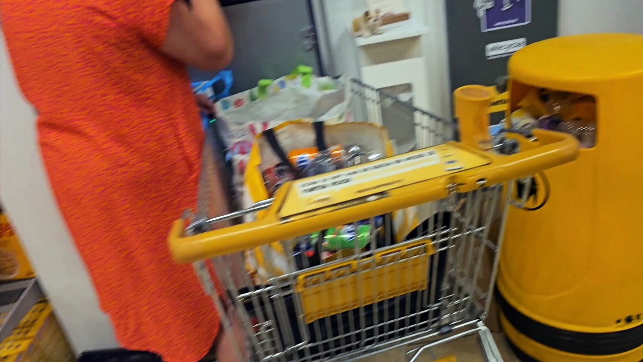 mevrouwtje egoïst weigert om andere klanten voor te laten met maar 2 blikjes klant voeg het netjes