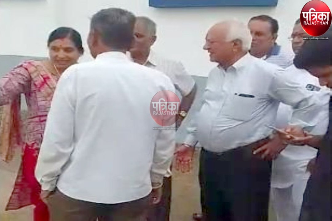 पाली विधायक का वीडियो वायरल... बोले : मुझे आगे जाना है, जूते गीले हो जाएंगे तो सूखेंगे नहीं