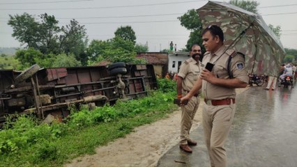 अनियंत्रित बस पलटी, एक दर्जन यात्री घायल