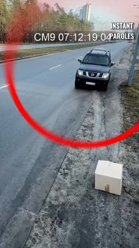 Ce conducteur s’arrête en pleine route en voyant une boîte abandonnée au bord de la route