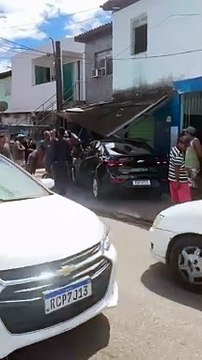 Carro invade calçada e atropela três pessoas em Lauro de Freitas