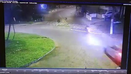 Vídeo mostra BMW bater em motociclista em Blumenau