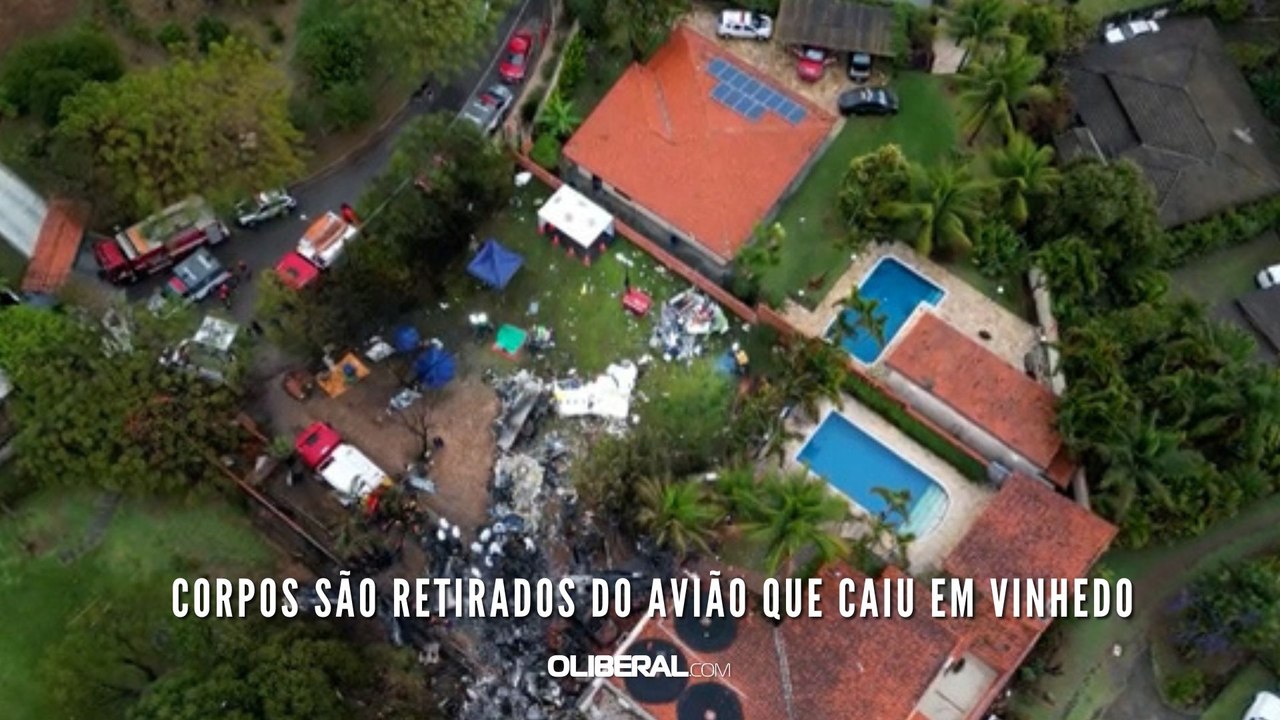 Corpos são retirados do avião que caiu em Vinhedo