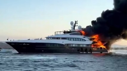 Olbia. Yacht in fiamme al Lido del Sole