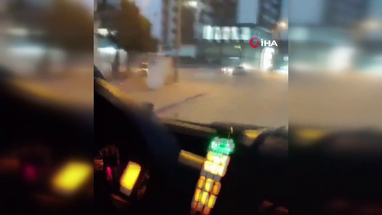 Trafik magandası! Ambulansın önünü kesip camı yumrukladı