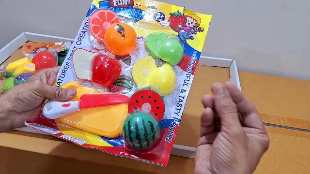 Unboxing and Review of Realistic Sliceable Cutting Play Kitchen Toy with Fruits, Vegetables, Knife, Plate and Cutting-Board for Kids