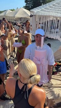 Ιωάννα Τούνη: Δεύτερο πάρτι γενεθλίων σε beach bar! Οι τούρτες και το γλέντι μέχρι... τελικής πτώσης
