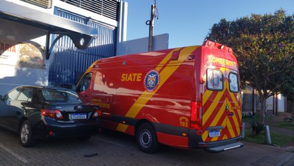 Trabalhador esmaga mão em cilindro e fica ferido