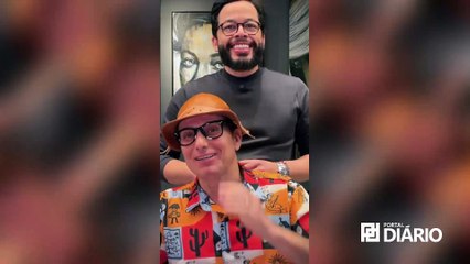 Emocionado, Mução muda de visual após 28 anos de carreira para interagir melhor com filhos autistas