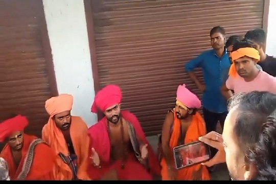 Lucknow Crime: साधु वेशधारी चार ठगों की लखनऊ में धुनाई, ग्रामीणों ने लात-जूतों से सिखाया सबक