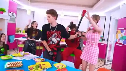 अच्छी लड़की को बुरे लड़के से प्यार हो गया! सॉफ्ट गर्ल से रॉक गर्ल तक एक्सट्रीम मेकओवर