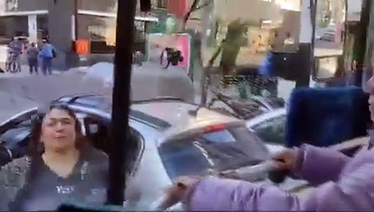 Pánico y locura en Caballito: el colectivo la chocó y ella comenzó a romper los vidrios
