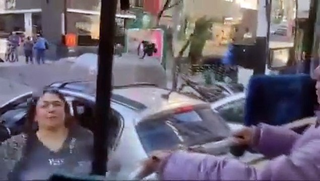 Pánico y locura en Caballito: el colectivo la chocó y ella comenzó a romper los vidrios