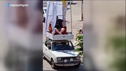 El alcalde de Soria sentado en un sillón simulando el papamóvil