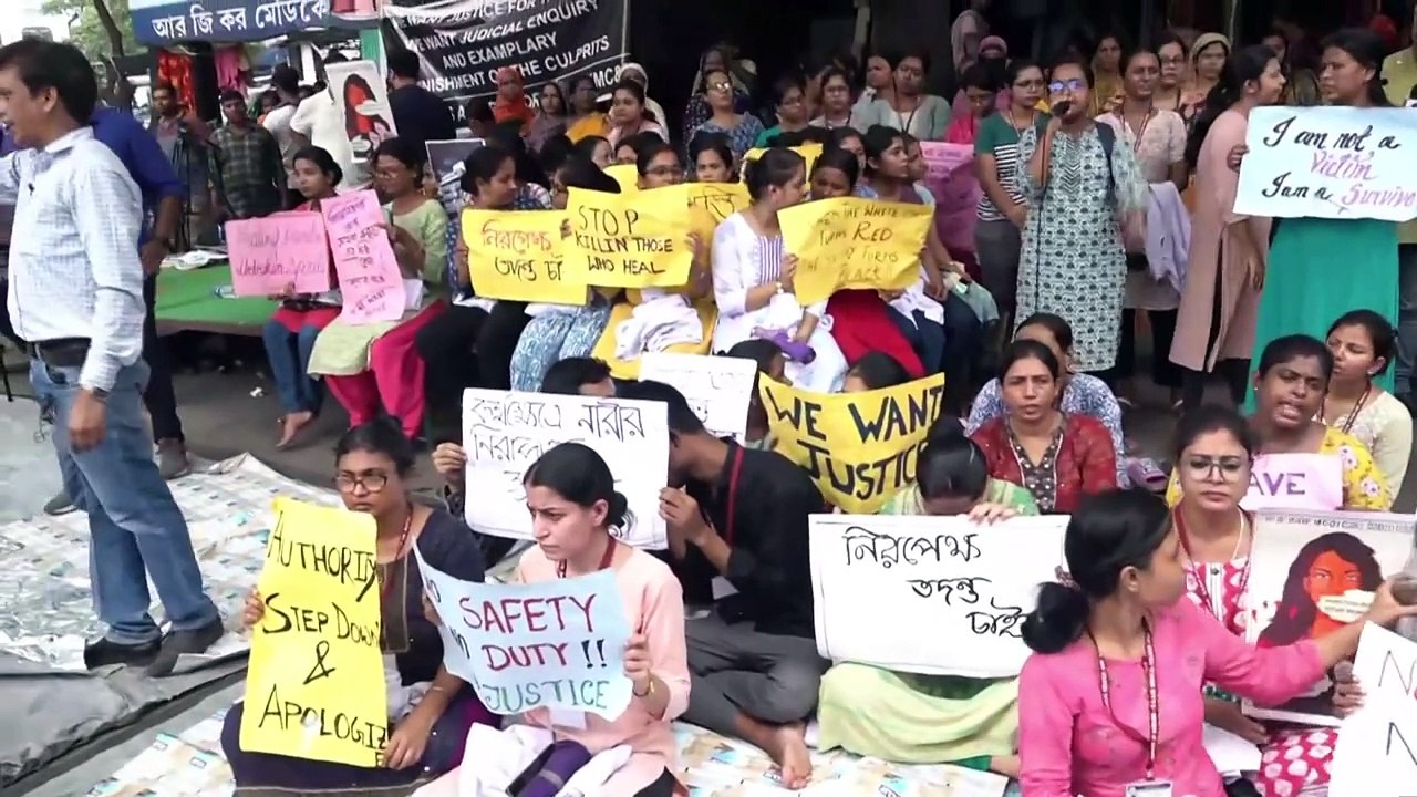 Médicos indianos entram em greve após estupro e assassinato de colega