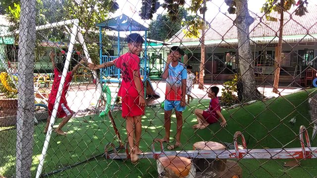 Children kick penalty football - Les enfants tirent au but - أطفال يركلون ركلة جزاء في كرة القدم