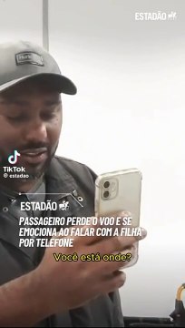 Aereo precipita, passeggero perde il volo e si emoziona a parlare con la figlia al telefono (VIDEO)