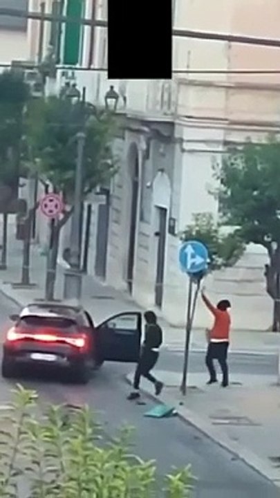 Trani, ladro fa esplodere un bancomat, prende i soldi, saluta e va via (VIDEO)