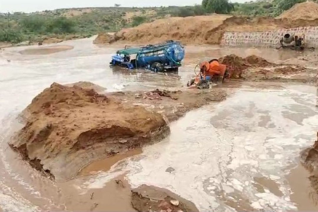 Heavy Rain: भारी बारिश के चलते राजस्थान में यहां बांध टूटा, ट्रैक्टर-ट्रॉली बही, कई गांवों से कटा संपर्क
