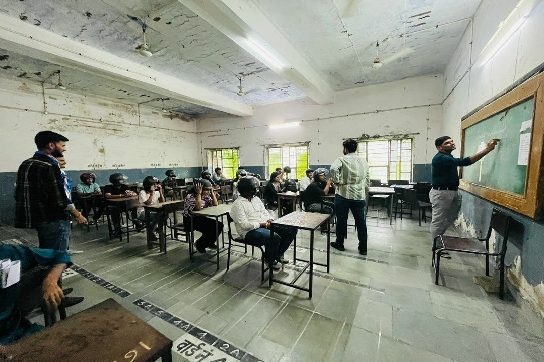 हाल ए कॉमर्स कॉलेज: हादसों का कॉलेज, हेलमेट लगाकर स्टूडेंट्स ने की पढ़ाई