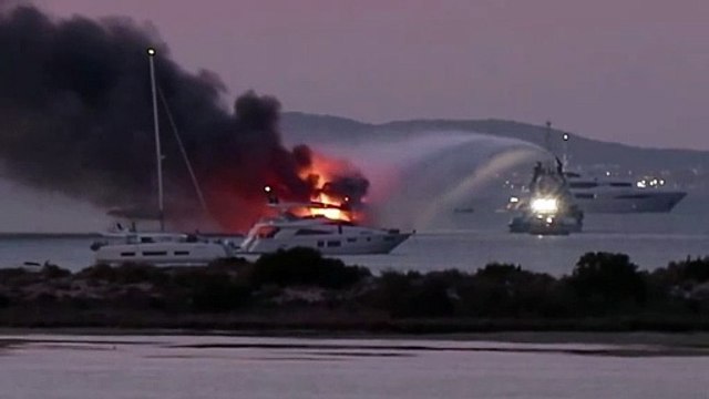 Lo yacht di 40 metri va a fuoco al largo di Olbia: le fiamme e la colonna di fumo, i passeggeri a bordo scappano a bordo del tender