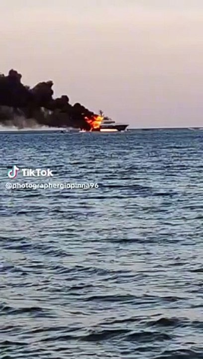 Olbia, yacht in fiamme, passeggeri si tuffano in mare il VIDEO