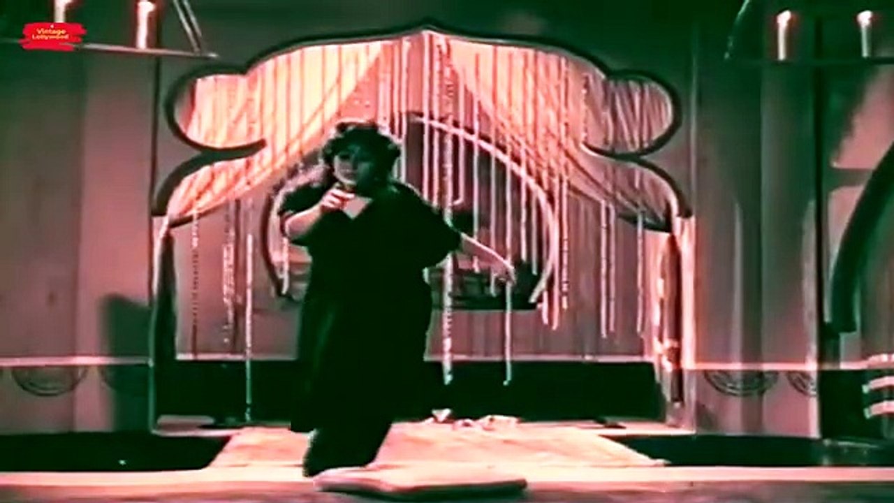 USS_BEWAFA_KA_SHEHAR_HAI_AUR_HUM_HAIN_DOSTO__Urdu_Ghazal__-_MUSARRAT_NAZIR_-_FILM_SHAHEED(360p)