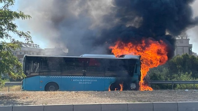 Otobüste panik: Seyir halindeyken bir anda alev aldı!