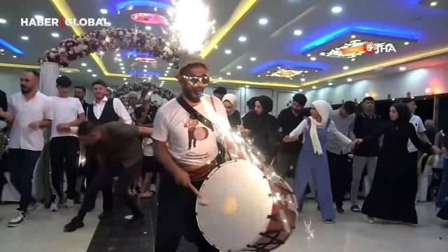 Çılgın davulcudan ateş şov: Günde 4 düğüne gidiyor