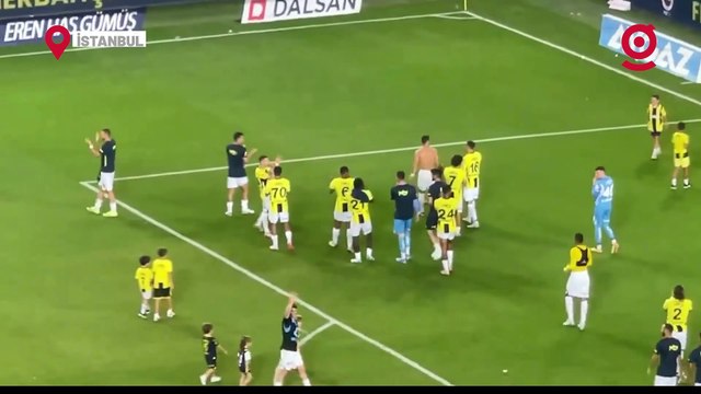 Fenerbahçe taraftarı maç sonu Ferdi Kadıoğlu'nu bağrına bastı: Ferdi, sen bizim her şeyimizsin.
