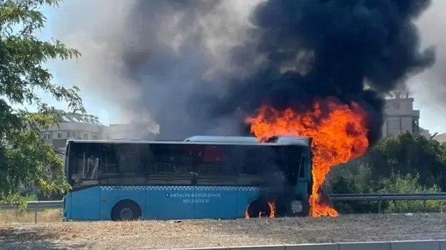 Belediye otobüsü seyir halindeyken alev aldı! Yolcular son anda tahliye edildi