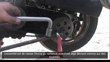 Comment démonter et réparer le coupleur arrière d'un scooter.