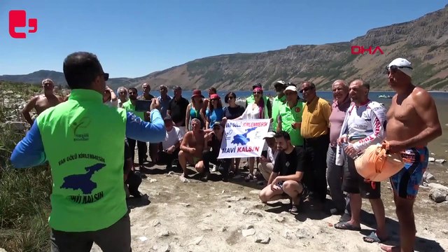 Van Gölü'ndeki kirliliğe dikkat çekmek için Nemrut Krater Gölü'nde kulaç attılar